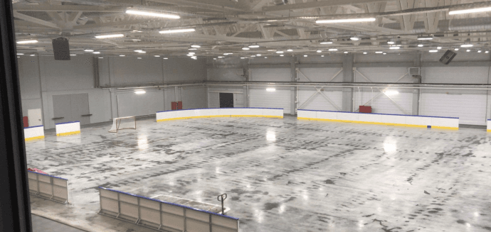 Каток с искусственным льдом
